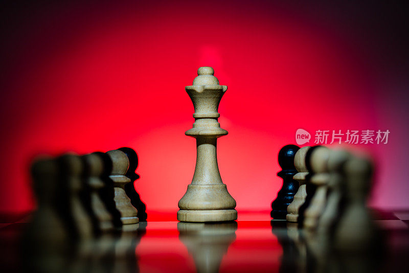 棋盘上的象棋白皇后与红色渐变背景