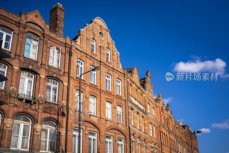 在一个晴空万里的夏日，伦敦卡姆登镇的英国砖立面