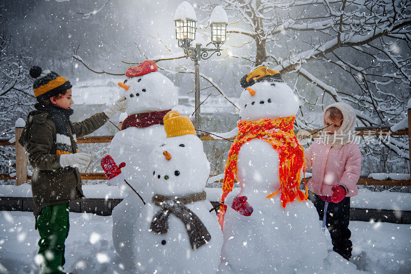 孩子们在户外付钱和堆雪人