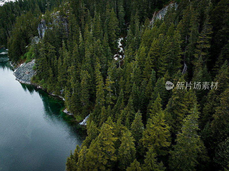 一个高山湖的海岸线