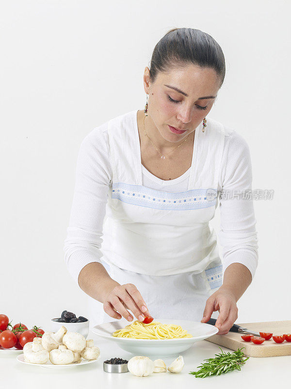 女人在私人厨房准备意大利面