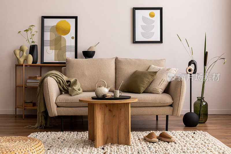 家居和舒适的客厅内饰，米色沙发，植物，书架，咖啡桌，绒线地毯，模拟海报框，边桌和优雅的装饰米色墙壁。家居装饰。模板。