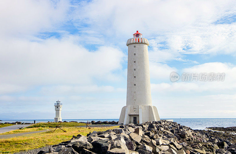 冰岛西海岸的Akranes灯塔。大一点的灯塔还在运作，小一点的旧灯塔已经失效。在阳光明媚的日子里，海边的白色建筑。