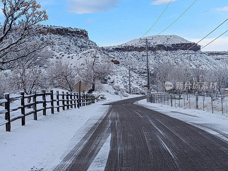 新雪在洛克维尔沿着格拉夫顿路在果园和牧场与南梅萨为背景