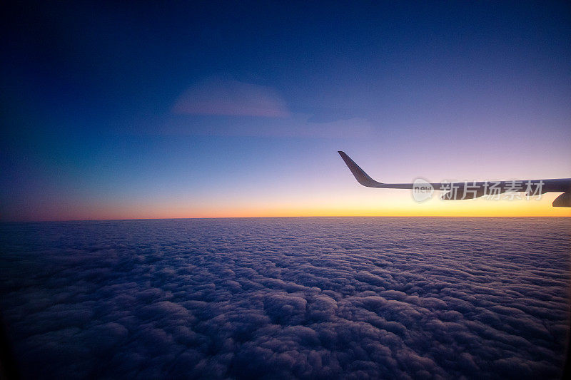 飞机机翼和蓝天景观