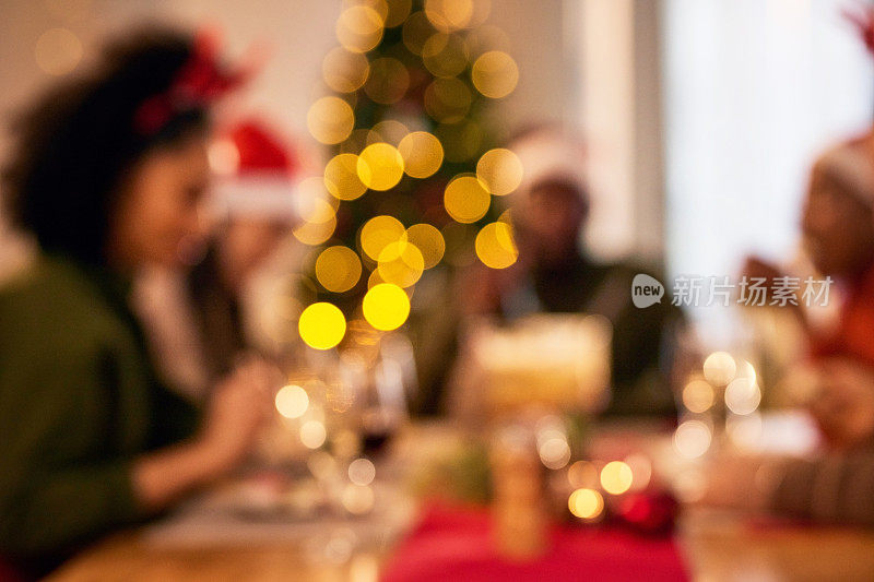 圣诞晚会上，朋友们共进晚餐，共庆美食、美酒和餐桌。虚化或散化人们在假日或集体宴会上的社交活动