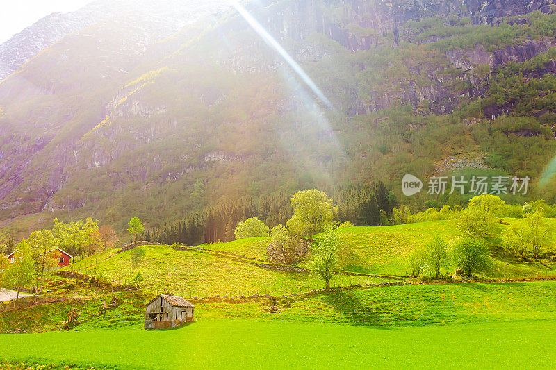 挪威的春天。景观。农场。