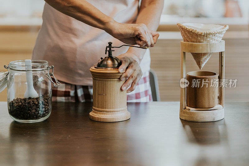 退休人员在家做滴滤咖啡的简单生活