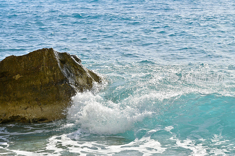 海浪撞击岩石形成的波浪。大海里的波浪。