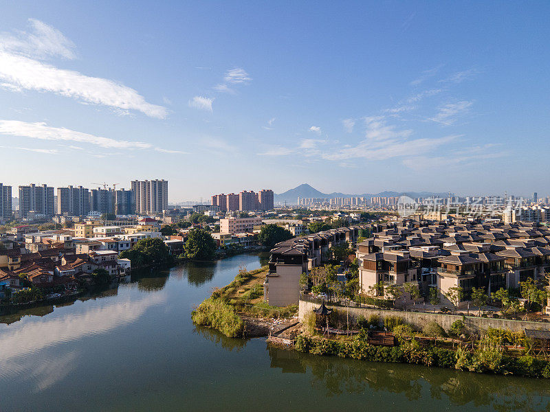 沿河的城市住宅和别墅