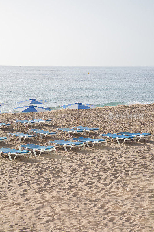沙滩上的日光浴躺椅，维拉约奥萨，阿利坎特;西班牙
