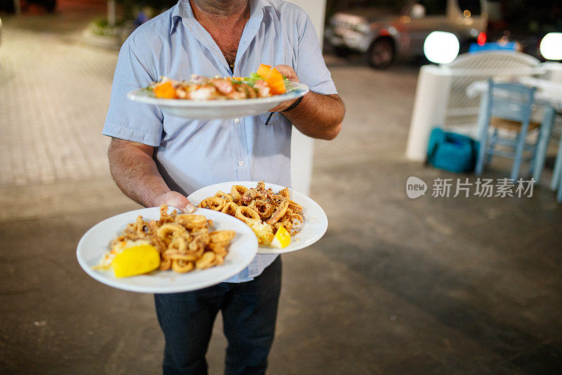 奉上海鲜，煎鱿鱼圈配柠檬片