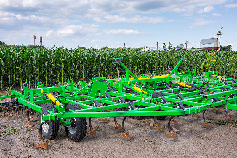 带梳辊的拖式五行耕耘机是农业企业的物质技术基础。单位后面的玉米田。乌克兰中部地区。