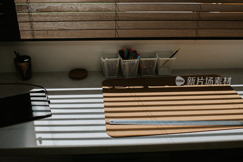 阳光透过高品质的木制百叶窗，进入家庭办公空间