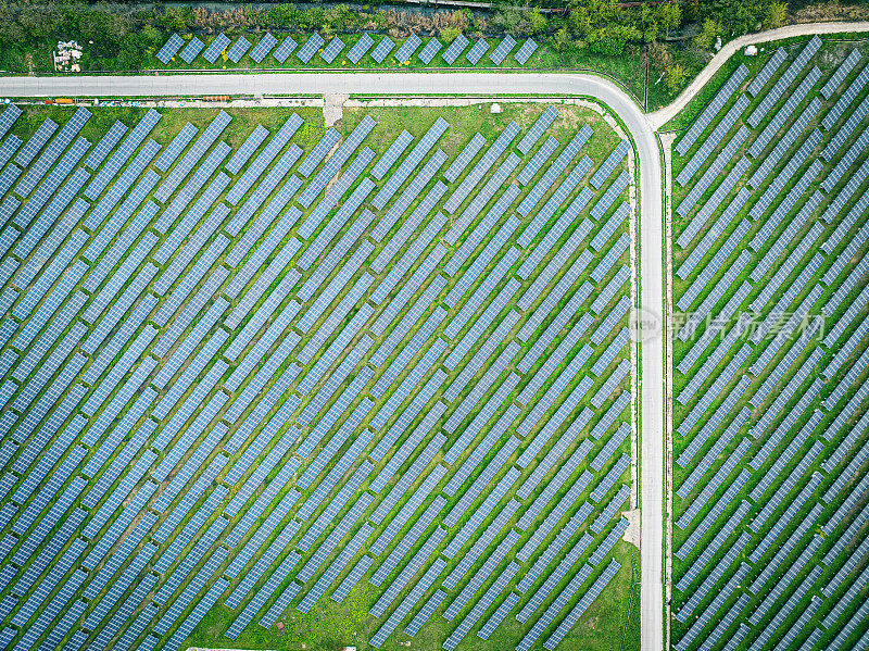 太阳能电池板农场的鸟瞰图