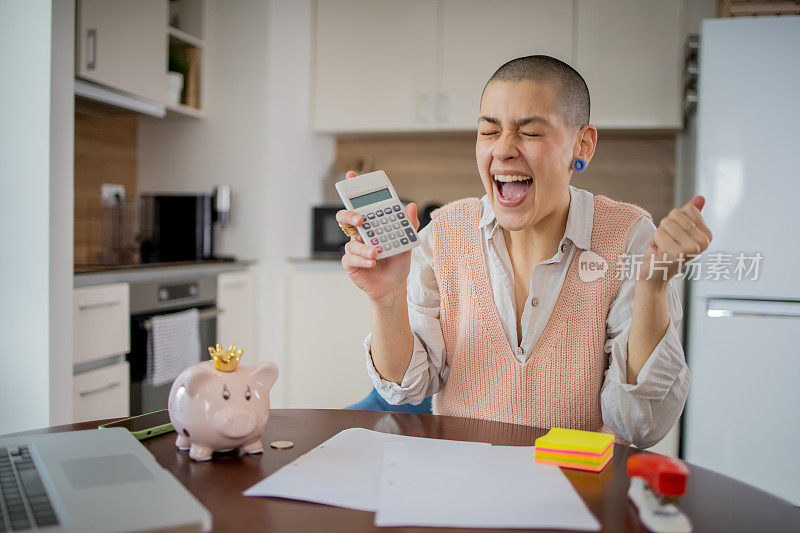 在存钱罐里存钱的女人