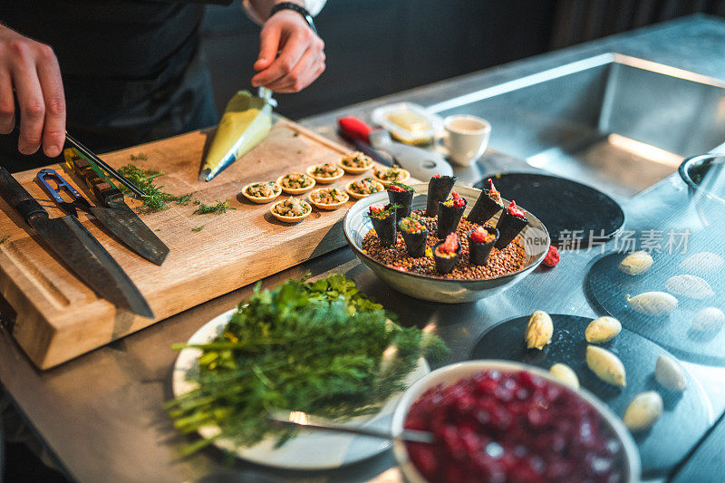 白人厨师为单身女子晚餐烹饪难忘的菜肴