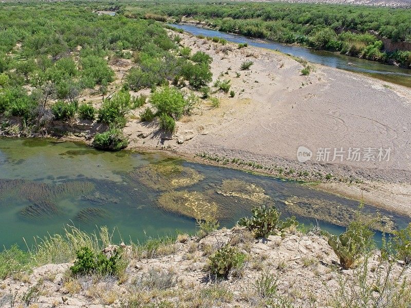 从上面看，墨西哥波奎拉斯附近的里奥格兰德河的一个急转弯