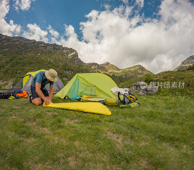 人们在山上扎营