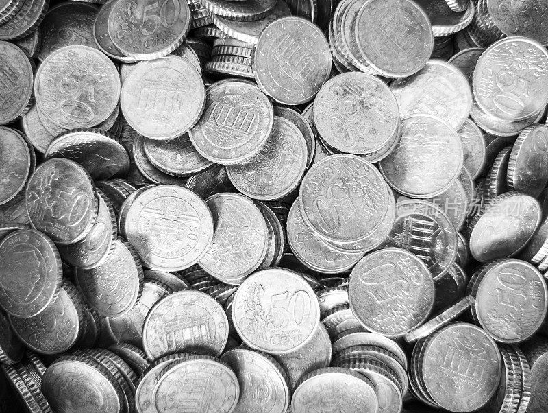 一堆50分硬币——黑白照片