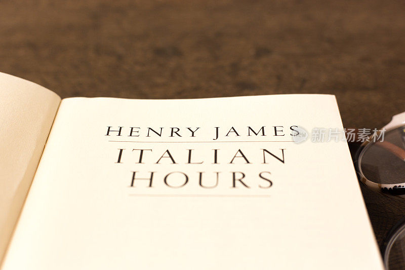 打开书，标题页:亨利詹姆斯意大利时间