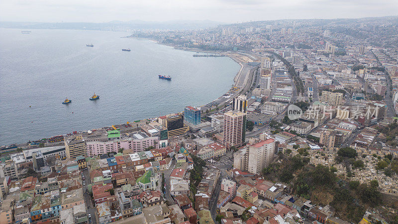 俯瞰瓦尔帕莱索市的海滨浴场