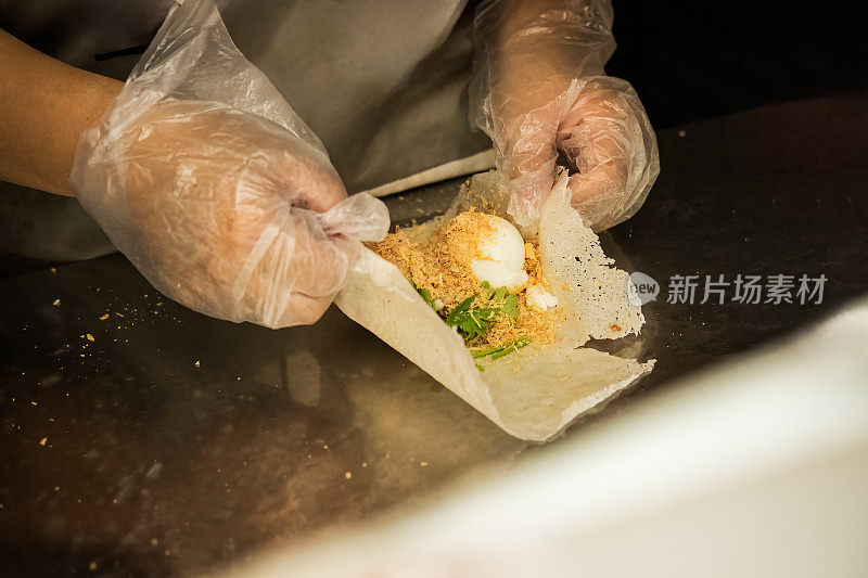台北夜市小贩包着鸡牙线和蛋饼