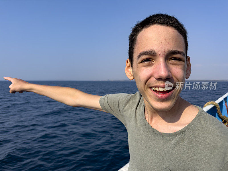 这个男孩正在北爱琴海的一艘男孩游船上旅行。体贴又快乐。晴朗的夏日。旅游的背景。旅游的概念。