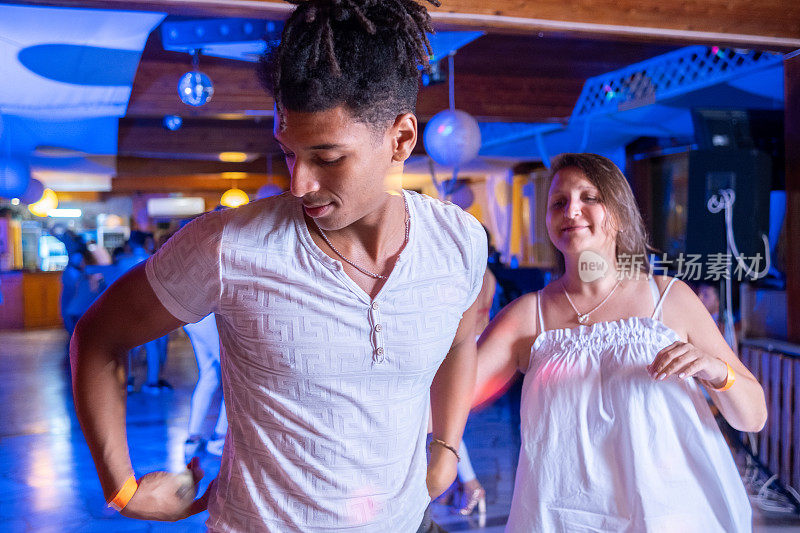 欢快的双人拉丁舞。