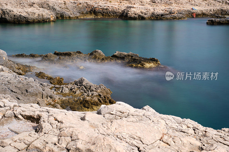 大海与岩石的长曝光镜头