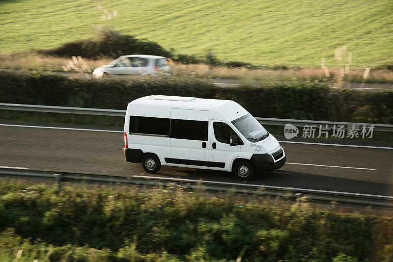 在高速公路上行驶的货车