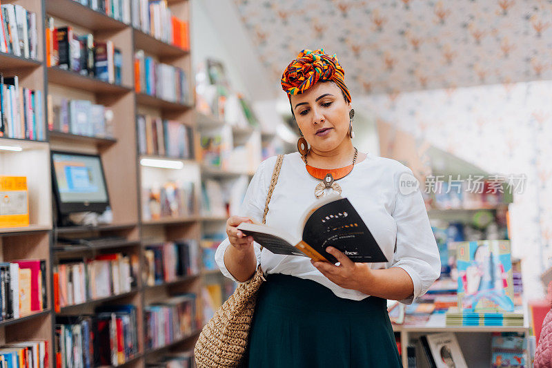 在书店看书的女人