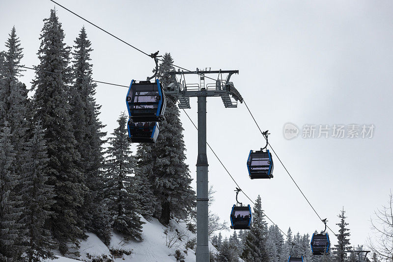 在波斯尼亚和黑塞哥维那的Jahorina滑雪胜地，滑雪者在滑雪缆车上