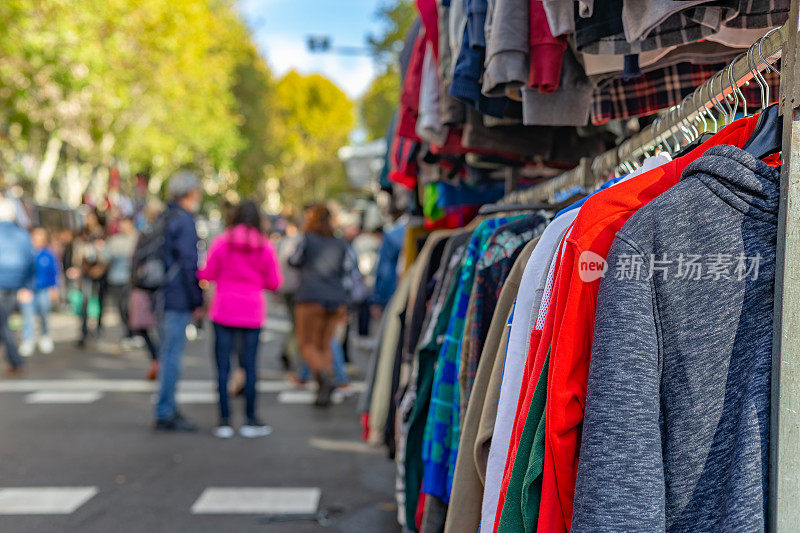 拉斯特罗跳蚤市场街头摊位上挂着的衣服。