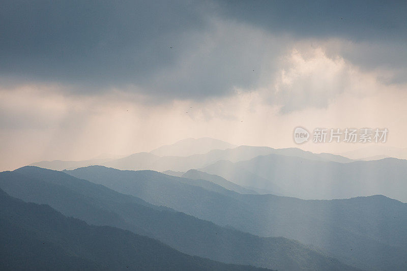 透过云层的阳光