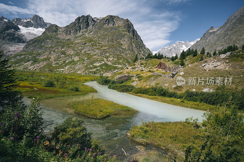 高山环境中的溪流鸟瞰图