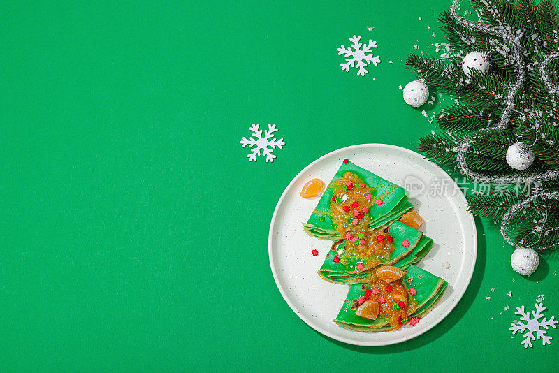 圣诞煎饼配橘子酱和糖屑。喜庆的新年甜品，准备吃