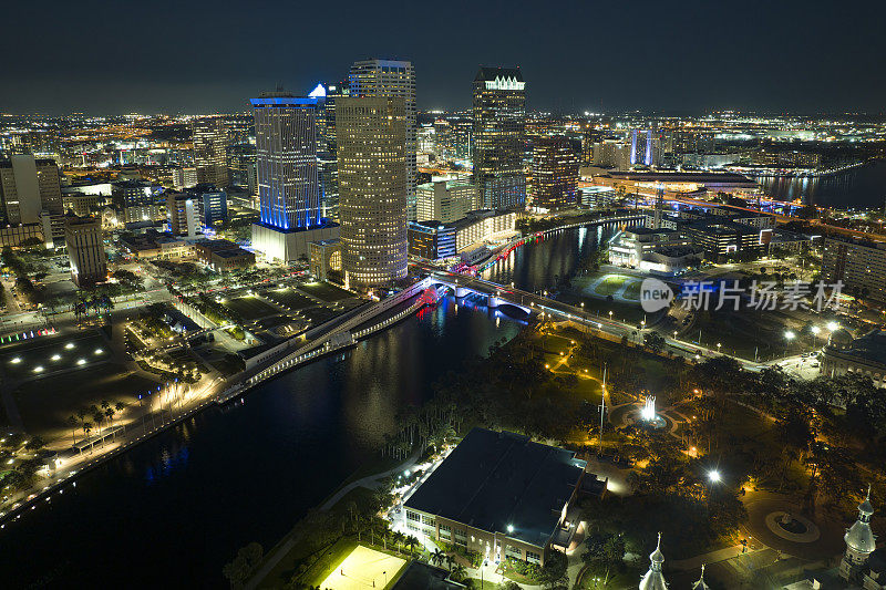 美国佛罗里达州坦帕市市区鸟瞰图。现代美国市中心灯火通明的高层摩天大楼和繁忙的交通