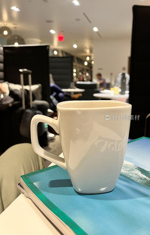 机场贵宾休息室里的一个咖啡杯