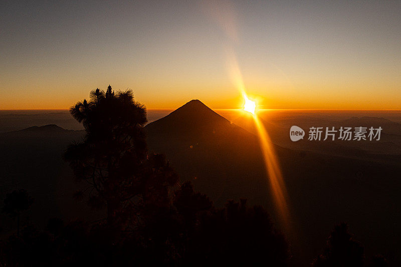 太阳升起在Volcán德阿瓜，安提瓜，危地马拉。