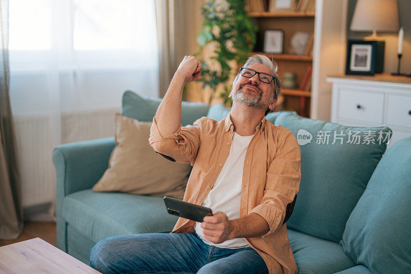 成熟男人在手机上玩电子游戏。