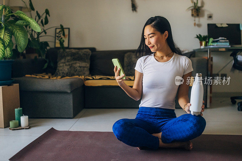 一名台湾女子在公寓客厅打坐后使用手机