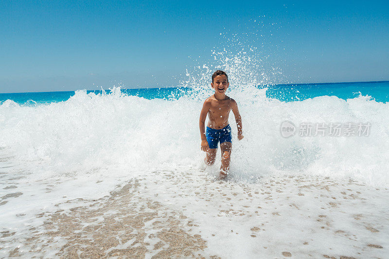 男孩喜欢在暑假里玩海浪