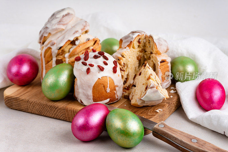 复活节松饼和彩色的绿色和红色复活节彩蛋