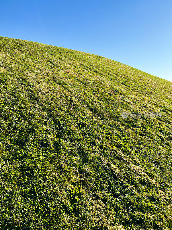 田园诗般的绿草青山，湛蓝的天空