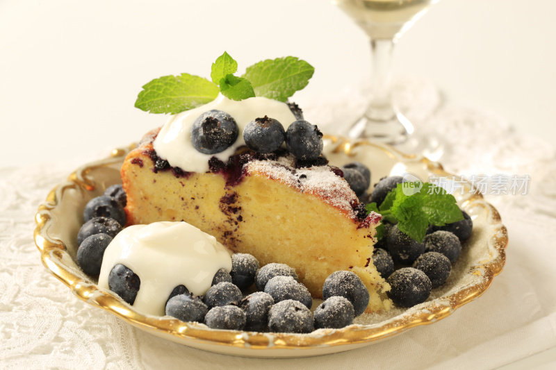 海绵蛋糕配蓝莓和甜奶油芝士