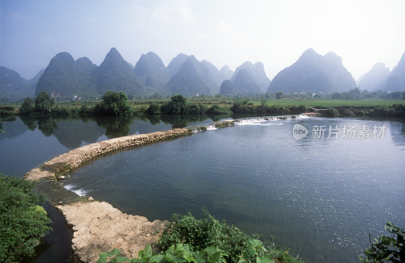 河中的水坝