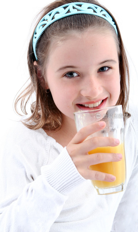 年轻女孩喝橙汁