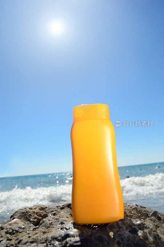 管与太阳保护在海滩或海洋