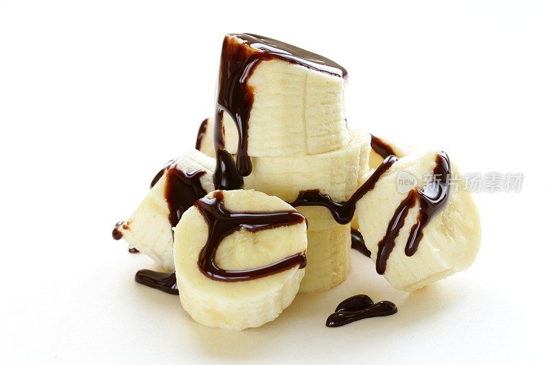 新鲜成熟的香蕉与巧克力酱在白色的背景